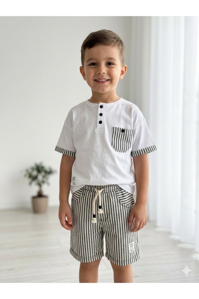Motebarn Wear Tricou alb cu detaliu buzunar pentru băieți și pantaloni scurți...