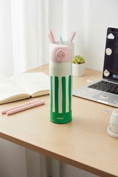 Miniso Lisanslı Çizgili Yalıtımlı Şişe 450 mL – Kapaklı Çelik Tasarım