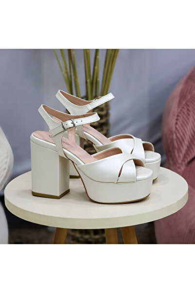 favorimo White Cross-Strapped Thick Platform Heeled Sandals