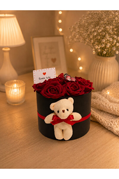 Floweroloji Premium Siyah Kutuda Peluş Ayıcıklı Solmayan Gül Buketi-Sevgilile...