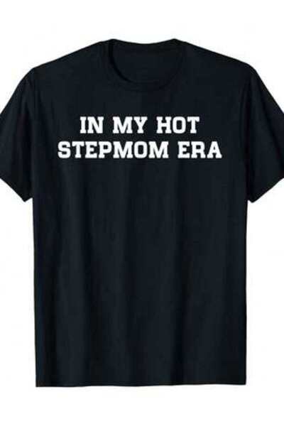 799 تي شيرت رجالي بياقة دائرية وأكمام قصيرة بطبعة "In My Hot Stepmom Era Funn...