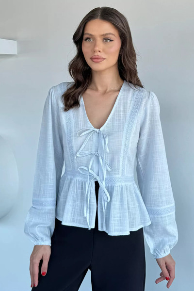 Aryena بلوزة نسائية زرقاء بتفاصيل ربط أمامي وحواف مموجة