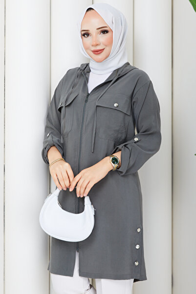 Pamuk Butik قبعة نسائية بتفاصيل أزرار جانبية وسحاب للإغلاق