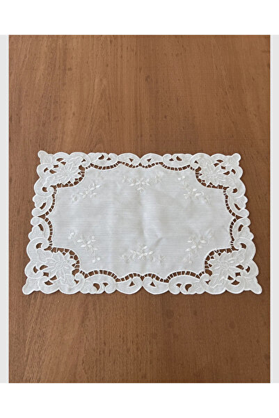 Gül Nakışlı Servis Örtüsü Beyaz