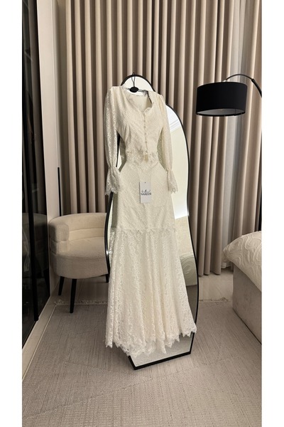Nareen Fashion فستان أبيض أنيق بتصميم ناعم وأنثوي، مصنوع من الدانتيل الفاخر ب...