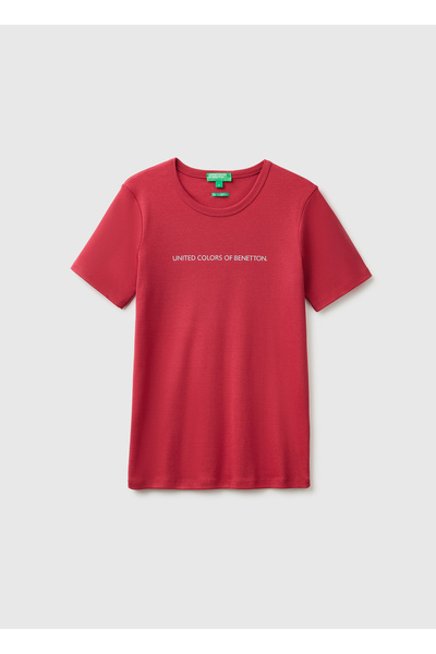 United Colors of Benetton تيشيرت نسائي برقبة دائرية مطبوع عليه شعار باللون ال...