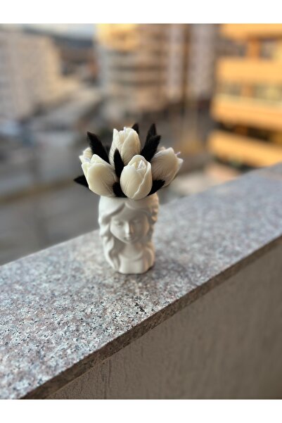 Generic Brand Plaster girl with tulips