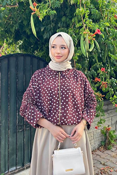 LOCCO سترة نسائية بتفاصيل منقطة وياقة قميص وسحاب أمامي باللون العنابي