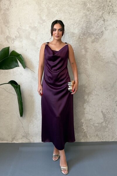 Elbee Fashion Woman Φόρεμα από σατέν δαμασκηνί με γιακά και αγκράφες στους ώμους