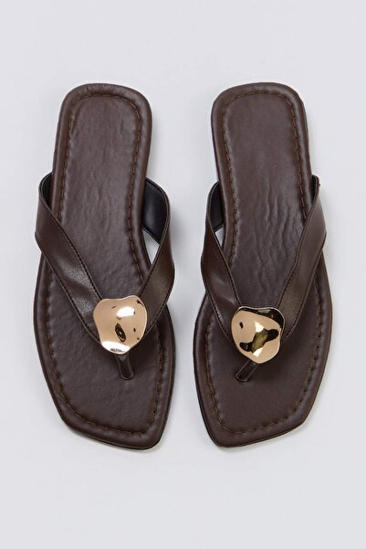 TRENDYOL SHOES شبشب نسائي بتفاصيل مشبك ذهبي بني اللون