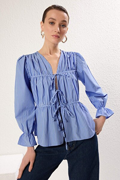 Trendyol Kollektion Blaue karierte V-Ausschnitt-Vliesbluse mit Bindedetail vo...