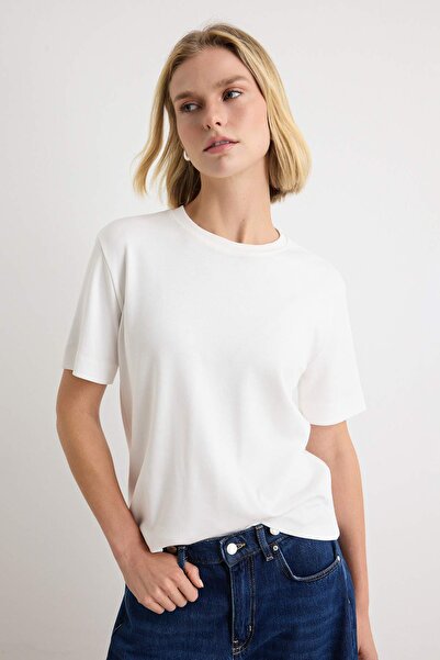 Trendyol Collection تي شيرت محبوك قصير الأكمام ذو ياقة دائرية واسعة وقصيرة ال...