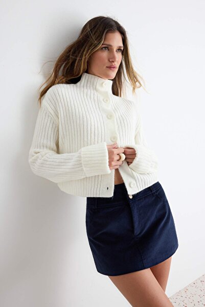 TRENDYOLMİLLA Ekru Crop Yumuşak Dokulu Dik Yaka Triko Hırka TWOAW22HI0174