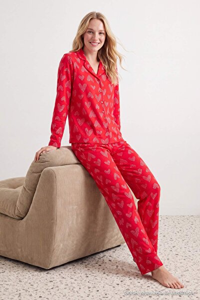 Trendyol Collection طقم بيجامة محبوك من القطن بنسبة 100% باللون الأحمر على شك...