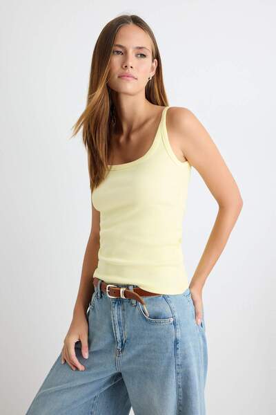 Trendyol Collection قميص داخلي محبوك باللون الأصفر TWOSS26AL00015