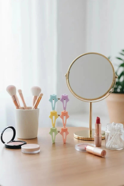 Miniso دبابيس شعر على شكل نجمة (20 قطعة) في علبة تخزين مرخصة - تصميم ملون وممتع