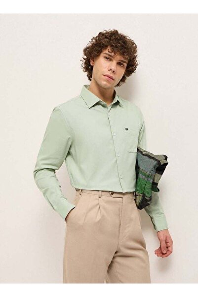 The Bear House Men's Pista Green Tailored Fit Solid Formal Shirt for Every Oc...