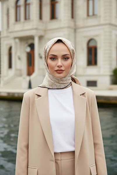 Vissona %100 Twill İpek Monogram Desenli Krem - Siyah Renkli 90x90 Eşarp Dikim Şekli : El Dikişi