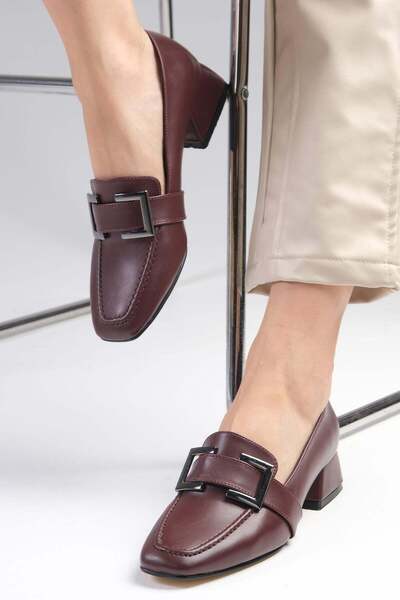 Mio Gusto Γυναικεία κοντό τακούνι αξεσουάρ Betty Burgundy με αγκράφα