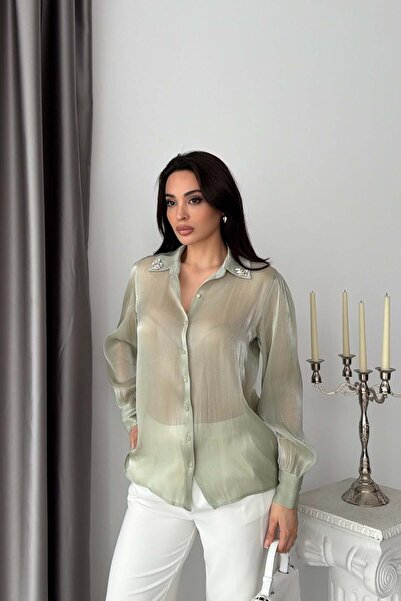 Serica Moda Блестяща шифонена риза с детайл брошка на яката