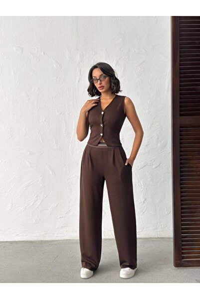 TrendButikBurada طقم نسائي مكون من سترة بتفاصيل أزرار وياقة على شكل حرف V وبن...
