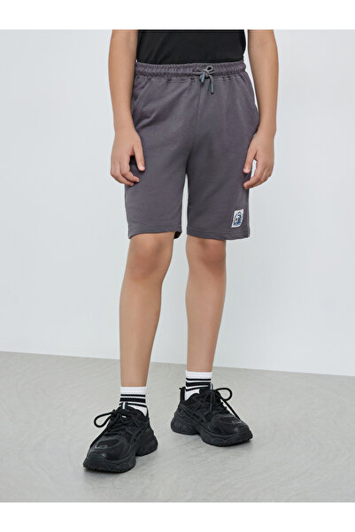 Styli Boys Solid Drawstring Waist Shorts with Badge Detail
