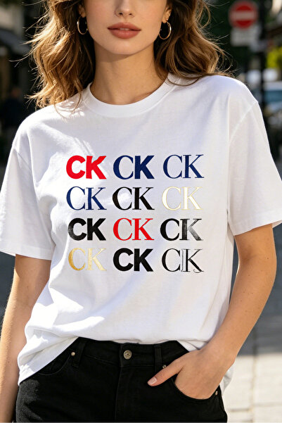 Fleck تي شيرتات نسائية بطباعة شعار CK، تصميم عصري أساسي، ستايل ستريت وير.