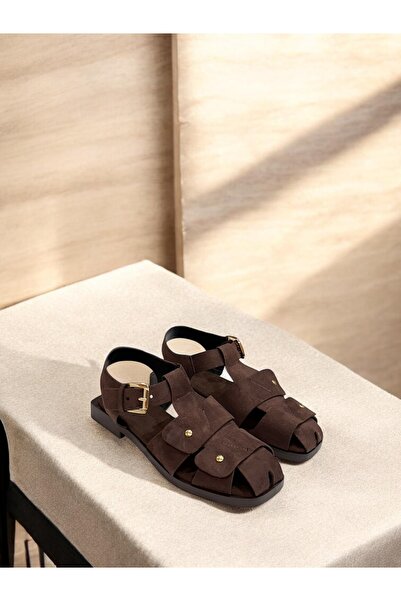 runa shoes صندل من جلد الغزال مغلق من الأمام ومفتوح من الخلف