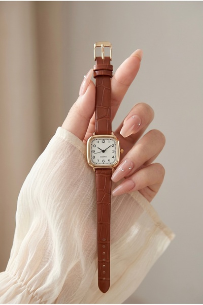 KLISHE Butik ساعة نسائية كلاسيكية ذات هيكل مربع ذهبي اللون وحزام جلدي كراميل ...