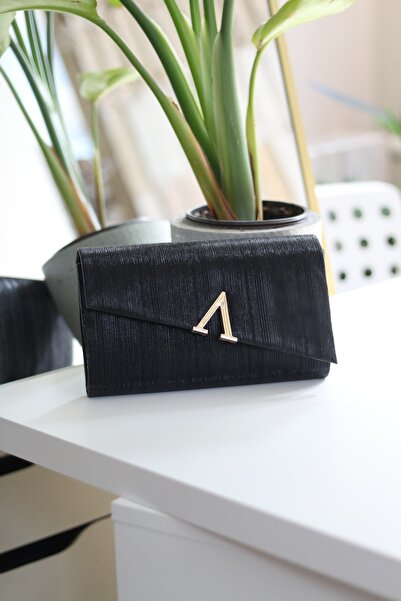 Moom Bag حقيبة كتف نسائية سوداء بسلسلة مزينة بقطع ليزر على شكل حرف V