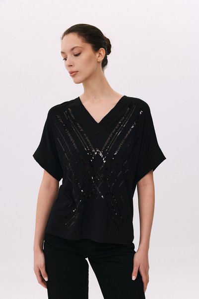 DAIDO Deep v-neck embroidered t-shirt with shiny copper garnish