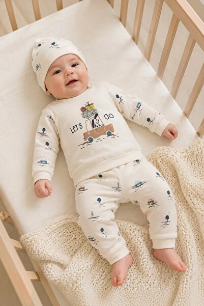 Tuğra Bebe Let’s Go Araba Baskılı Şapkalı Sweatshirt Pantolon 3’lü Bebek Takımı