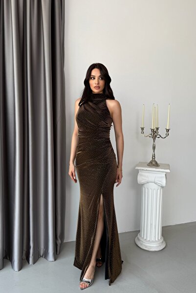 Serica Moda فستان سهرة بني اللون بتصميم هالتر وتفاصيل حجرية