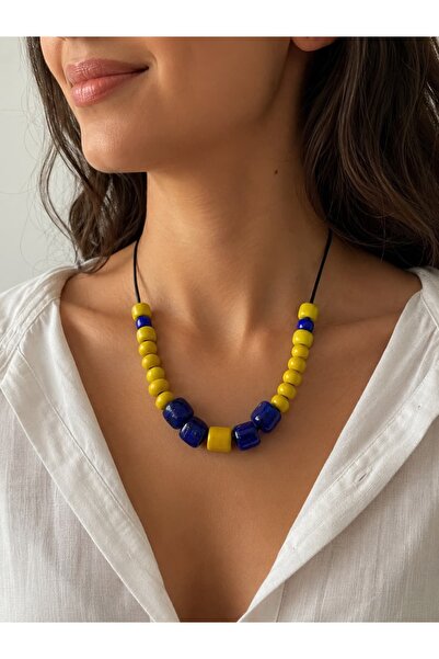 Kutcha Accessories قلادة مصنوعة يدويًا من خرز بوندروم مع خرز زجاجي ملون