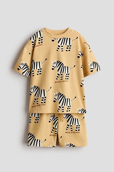 H&M طقم مكون من قطعتين تي شيرت وشورت رياضي