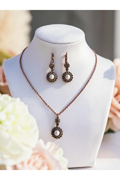 FAYRA ACCESSORIES Zirkon Taşlı Papatya Figür İnci Sallantılı Küpe ve Kolye Seti
