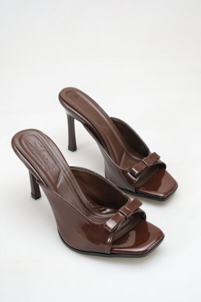 meyra'nın ayakkabıları Women's Accessory Detailed Heeled Sandals in Bitter Br...