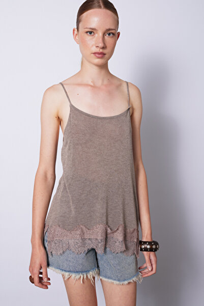 Nisan Dressy Tricotated Athlete Top with Lace at the Hem