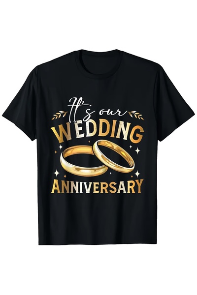 STITCHLY ذكرى زواجنا! احتفل بقميص 'Just Married' الأنيق. هذا المنتج الشهير هو...
