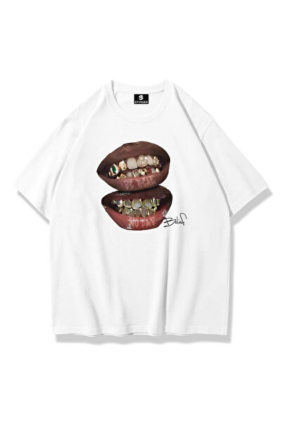 STYKEER تي شيرت أبيض كبير الحجم للجنسين مطبوع عليه "GOLDEN TEETH RICH RICH" ت...