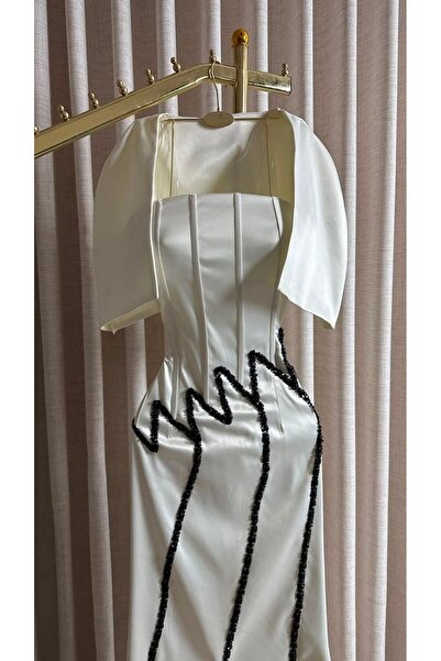 Model Leyna Luxurious White Evening Gown Featuring a Soft Satin Finish and a ...
