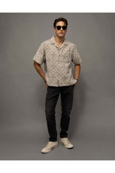 AMERICAN EAGLE قميص AE ذو ياقة كامب بأكمام قصيرة وقصة مريحة