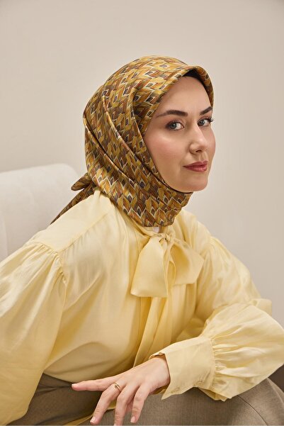Silk Home وشاح حرير تويل بنمط أوراق الشجر بلون بني 90×90