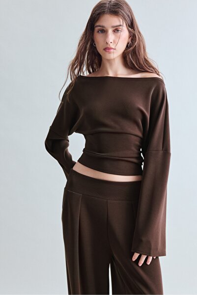 Stradivarius سترة رياضية غير متماثلة الملمس ناعمة الملمس ومزينة بالتجعيدات
