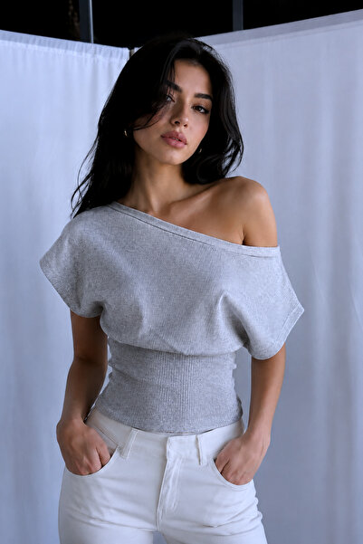 World Fashion Trends %100 PAMUK BELE OTURAN OMZU AÇIK FİTİLLİ ESNEK CROP TOP ...