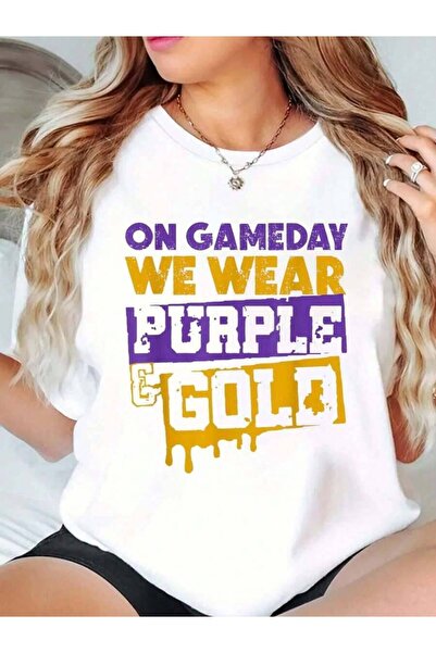 LİNA06 تي شيرت On Gameday Football We Wear Purple And Gold Leopard مطبوع عليه...