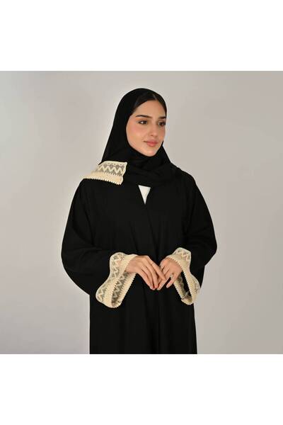 Generic Brand عباية لف سوداء بأكمام واسعه مزينة بتفاصيل كورشيه بيج