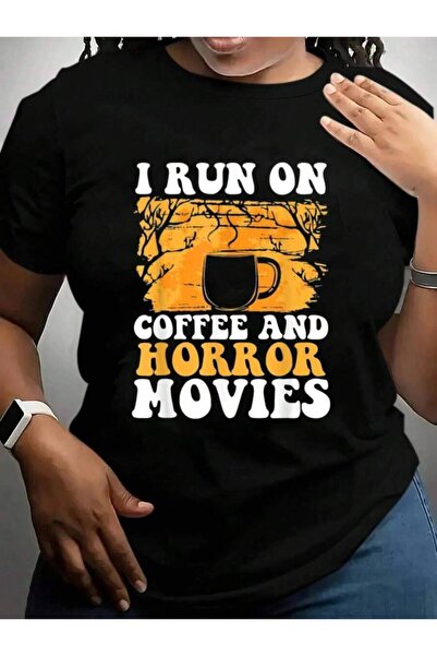 NOURAM تي شيرت مطبوع عليه نصًا مخيفًا - I Run On Coffee And Horror Movies Hal...