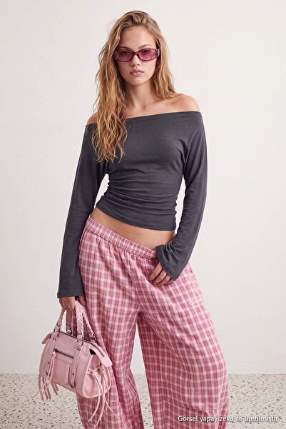 Trendyol Collection بلوزة منسوجة من الفيسكون بياقة كاياك وأكمام خفاشية وحزام ...
