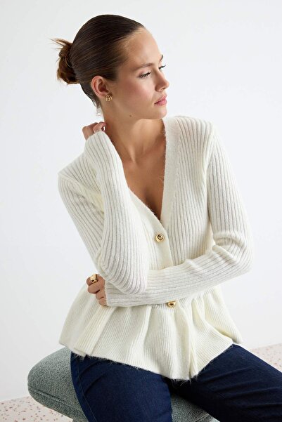 Trendyol Collection كارديجان تريكو بيبلوم ناعم الملمس ذو ياقة على شكل حرف V و...